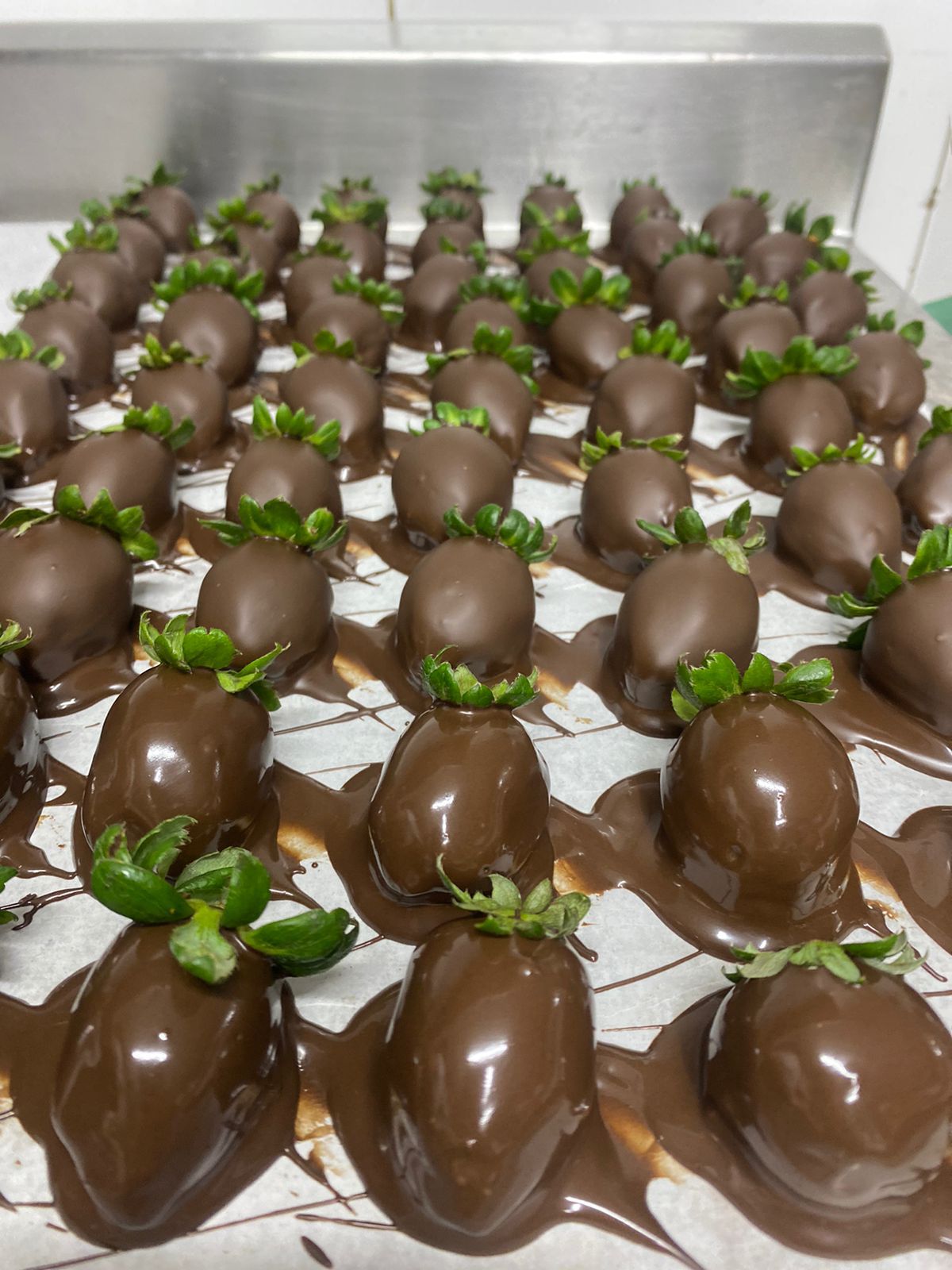 Bombom de morango sendo preparado